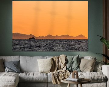 Silhouet van een vissersboot bij zonsondergang - Vesteralen, Noorwegen