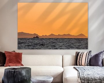 Silhouet van een vissersboot bij zonsondergang - Vesteralen, Noorwegen van Martijn Smeets