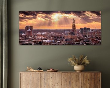 Een mooie avondlucht met zonsondergang boven skyline van Groningen. van Jacco van der Zwan