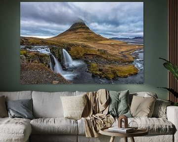Kirkjufellsfoss waterval en Kirkjufell berg. van Tilly Meijer