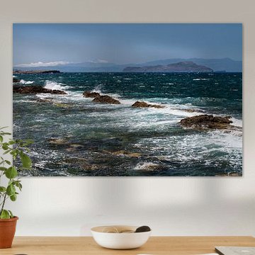 Vergezicht over de zee met rotsen in de branding