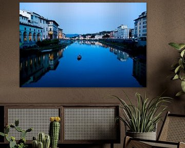 Bateau dans la lumière du soir sur un canal à Florence sur Marja van Noort