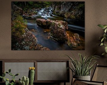 Fließendes Wasser entlang von Felsen in Schottland von Steven Dijkshoorn