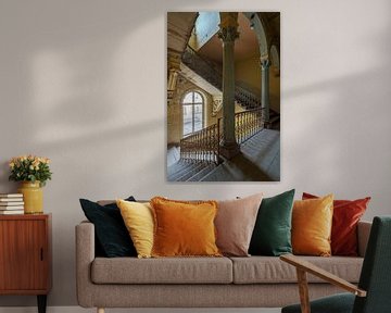 De kleurrijke trap van een oude verlaten villa van Truus Nijland