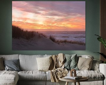 Zonsondergang boven de noordzee tijdens storm bij het strand van Bergen aan Zee van Ronald Smits