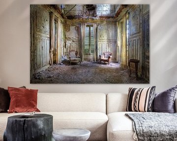 De verlaten salon in een oud kasteel van Truus Nijland