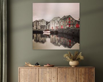 Oud pakhuis aan de 'Lennon' rivier, Ramelton, Ierland. van Marga Verweijen