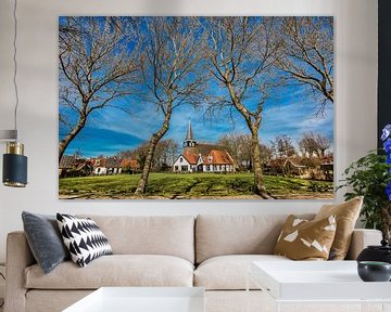 Historisch kerkje vlak buiten t dorpje Makkum, Friesland, aan de rand van het IJsselmeer