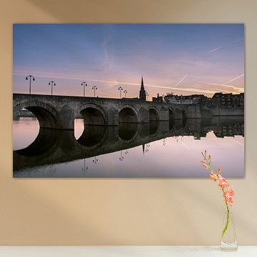 Sint-Servaasbrug in Maastricht tijdens zonsopkomst