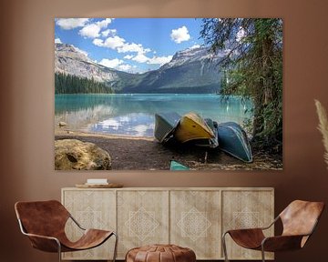 Kano's aan de oever van Emerald Lake, Canada van Arjen Tjallema