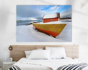 Vissersboot en hutje langs een Fjord in Noord Noorwegen van Sjoerd van der Wal