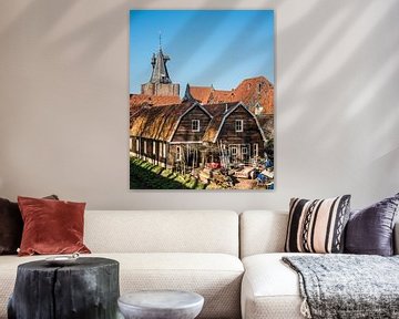 Zicht op huizen en entreepoort van het IJsselmeerstadje Elburg
