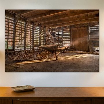 Urbex, Schubkarre in der Sonne 