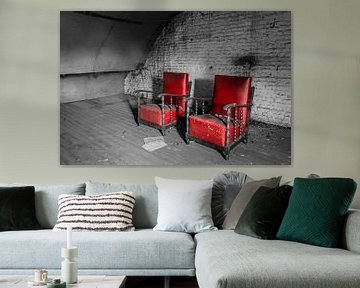 Rode stoelen van Inge van den Brande