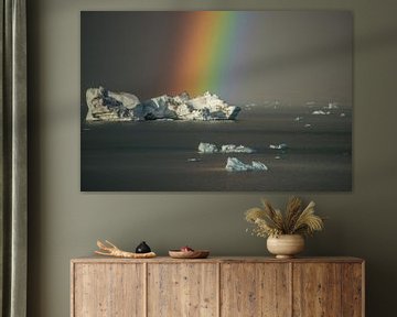 Regenboog bij het ijsbergenmeer, Jökulsárlón van Gerry van Roosmalen