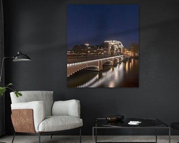 Magere brug Amsterdam met verlichting