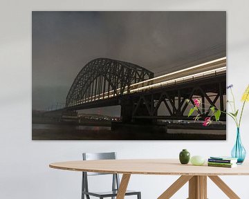 Spoorbrug met passerende trein, long exposure van Patrick Verhoef