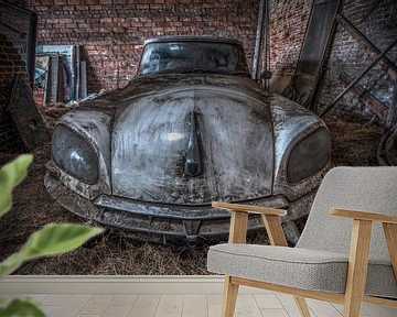 Citroen DS in een verlaten schuur. van Gerben van Buiten