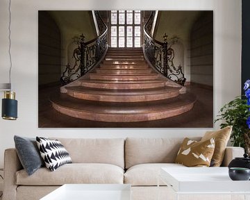 Verlassene Treppe in einem Schloss. von Roman Robroek