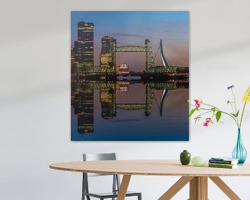 Reflectie skyline Rotterdam met de Hef