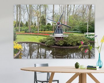 de keukenhof met een molen en velden vol tulpen