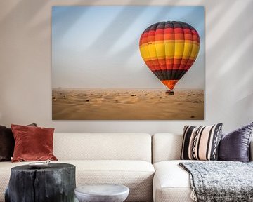 Ballon over de woestijn van Dubai von Dennis van Berkel