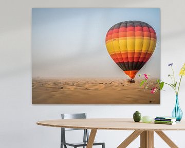 Ballon over de woestijn van Dubai van Dennis van Berkel