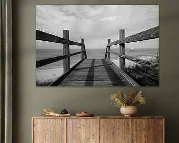 houten brug naar strand zwart wit