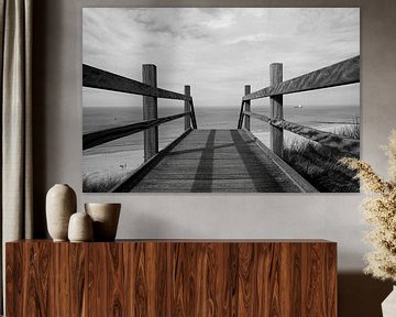 houten brug naar strand zwart wit