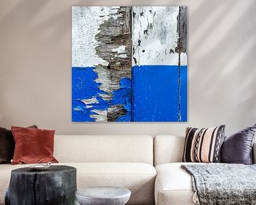 Strandhuis abstract in blauw en wit verweerd hout.