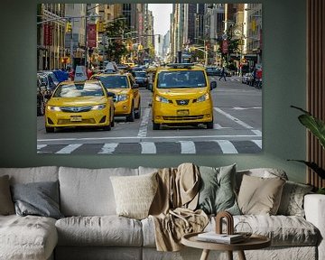 Casquette jaune dans le centre de New York sur René Roos