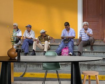 Mannen zitten op de trap, Granada (Nicaragua) van Nick Hartemink