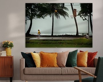 Jongens spelen basketbal naast de Caribische Zee (Costa Rica) van Nick Hartemink