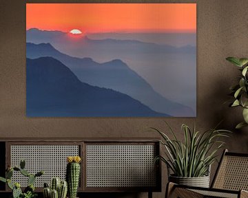 Coucher de soleil dans les montagnes sur Karla Leeftink