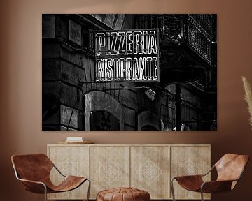 Straatfotografie inTurijn, Italië - Uithangbord Pizzeria Ristorante in zwart-wit