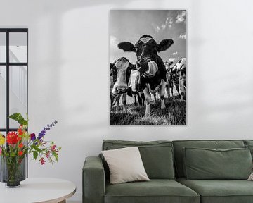 Kühe in einem Feld während des Sommers in Schwarzweiss von Sjoerd van der Wal