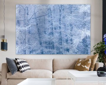 Frozen forest between blue and white sur Karla Leeftink