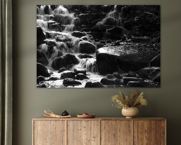 stromende waterval zwart wit