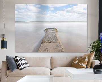 Zee en  pier van Omaha Beach Normandië  by Silvia Thiel