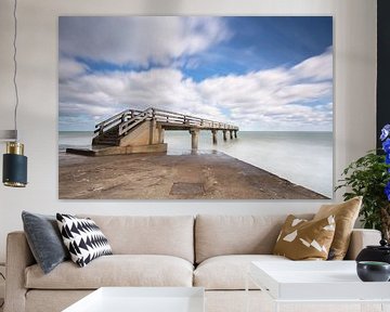 Wolken en zee bij de pier van Omaha Beach Normandië  sur Silvia Thiel