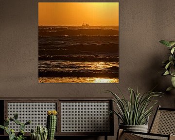 Netherlands, setting sun by fishing boat and wild sea sur Dirk-Jan Steehouwer