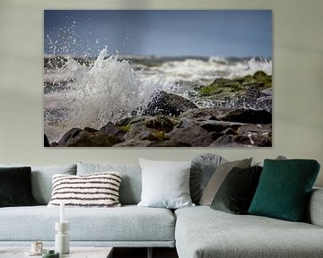 Raue See mit spritzendem Wasser auf den Wellenbrechern von Texel von Martijn van Dellen