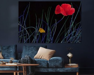 Leuchtend roter Mohn mit gelbem Schmetterling in Schwarz