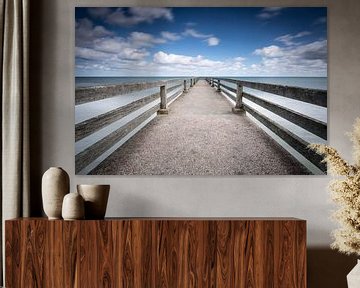 Wolken en zee bij de pier van Omaha Beach Normandië  sur Silvia Thiel