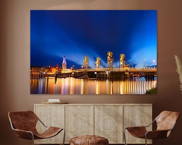 Vue de soirée sur la passerelle de ville et horizon dans Kampen, Pays Bas sur Sjoerd van der Wal Photographie