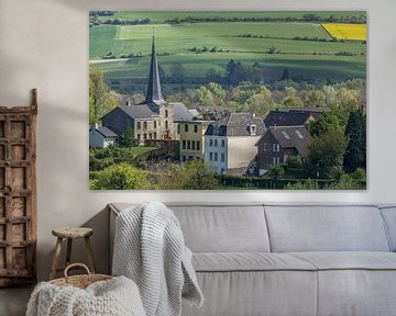 Uitzicht op de kerk van Holset in Zuid-Limburg van John Kreukniet