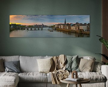 Panorama de Maastricht depuis la rivière Maas avec une vue sur le pont Saint Servatius.