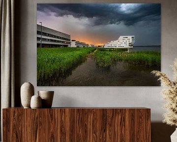 Dreigend onweer boven Huizen by Inge Jansen