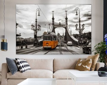 Boedapest - Liberty Bridge met historische tram