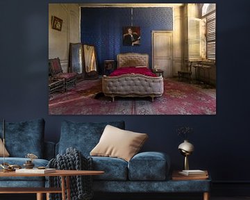Verlassenes Schlafzimmer in einem Schloss. von Roman Robroek – Fotos verlassener Gebäude